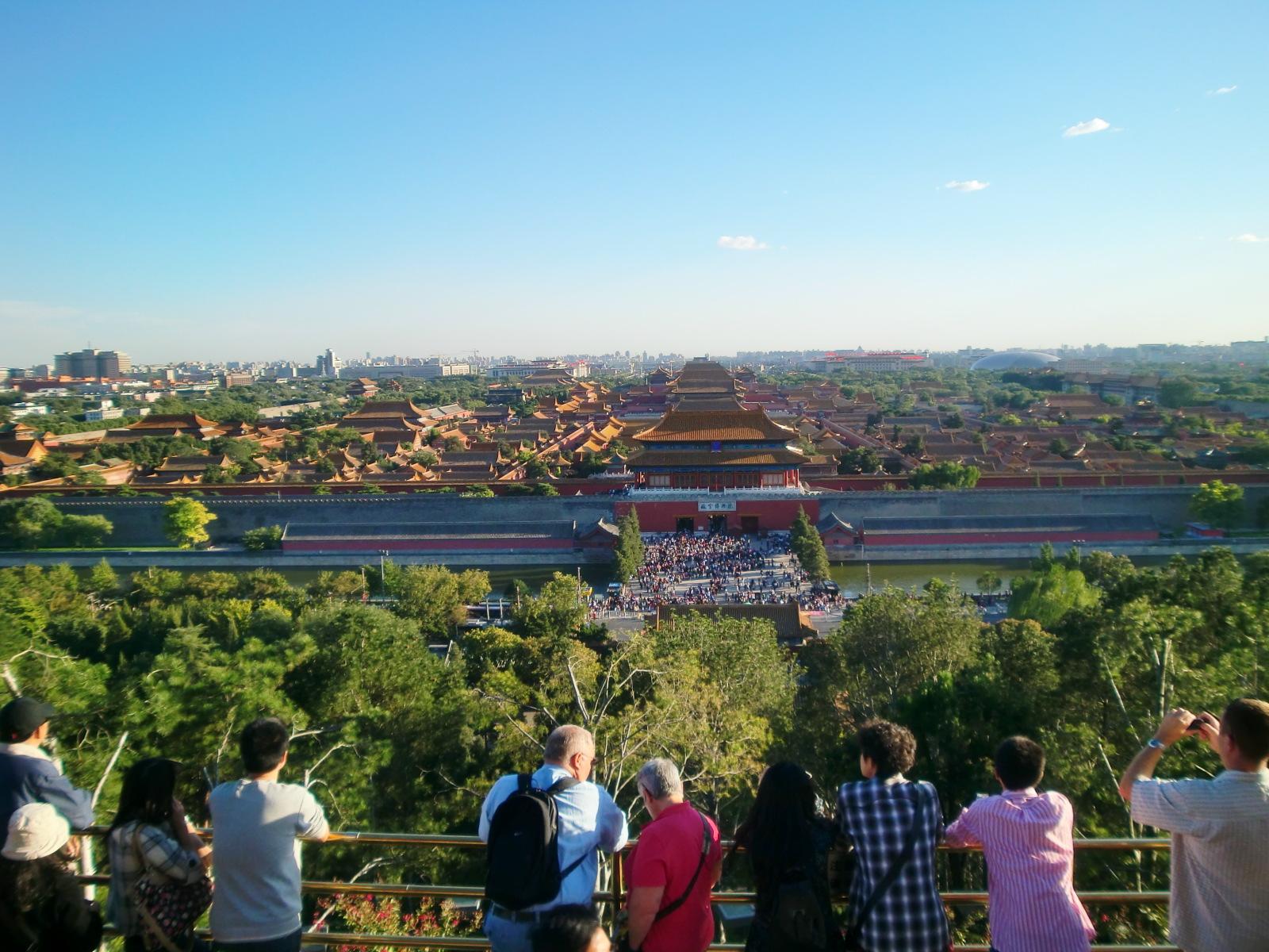 �i�R�����̎R������V������ʂ�]�ށB���̓V���嗠���͊ό��q�ł������Ԃ��Ă���B