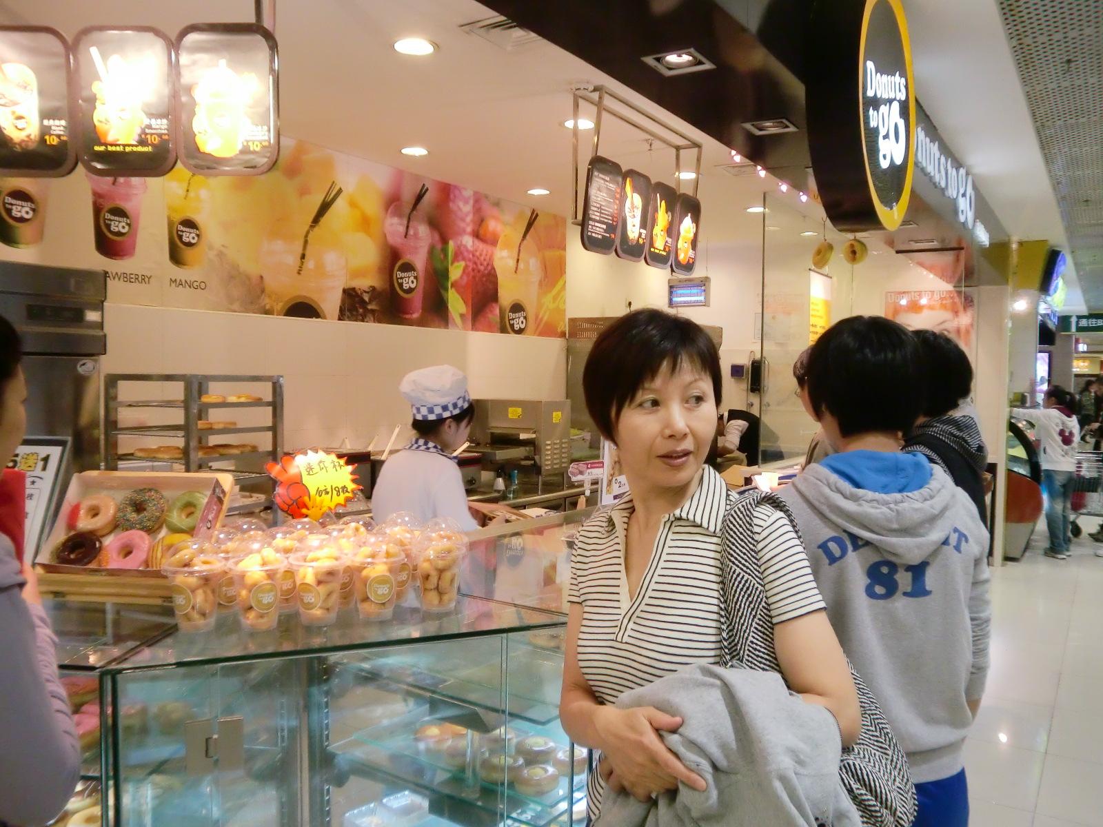 �k���w�̃f�p�[�g�n��1�K�Ƀh�[�i�c���������X������܂����B�uDonuts to�@Go�v�Ɖ]�����O�̂���ꂽ���X�ł��B 