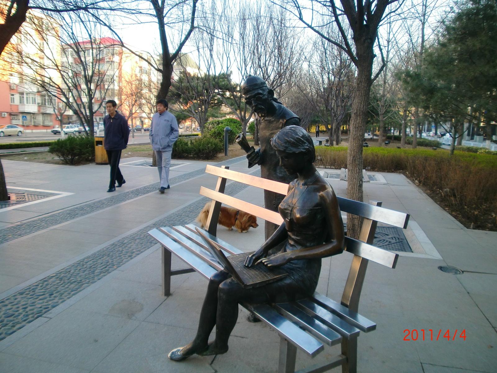 ���X�ɓ���������܂��B�p�\�R���𑀍삷�鏗���ƘV�l�ł��B