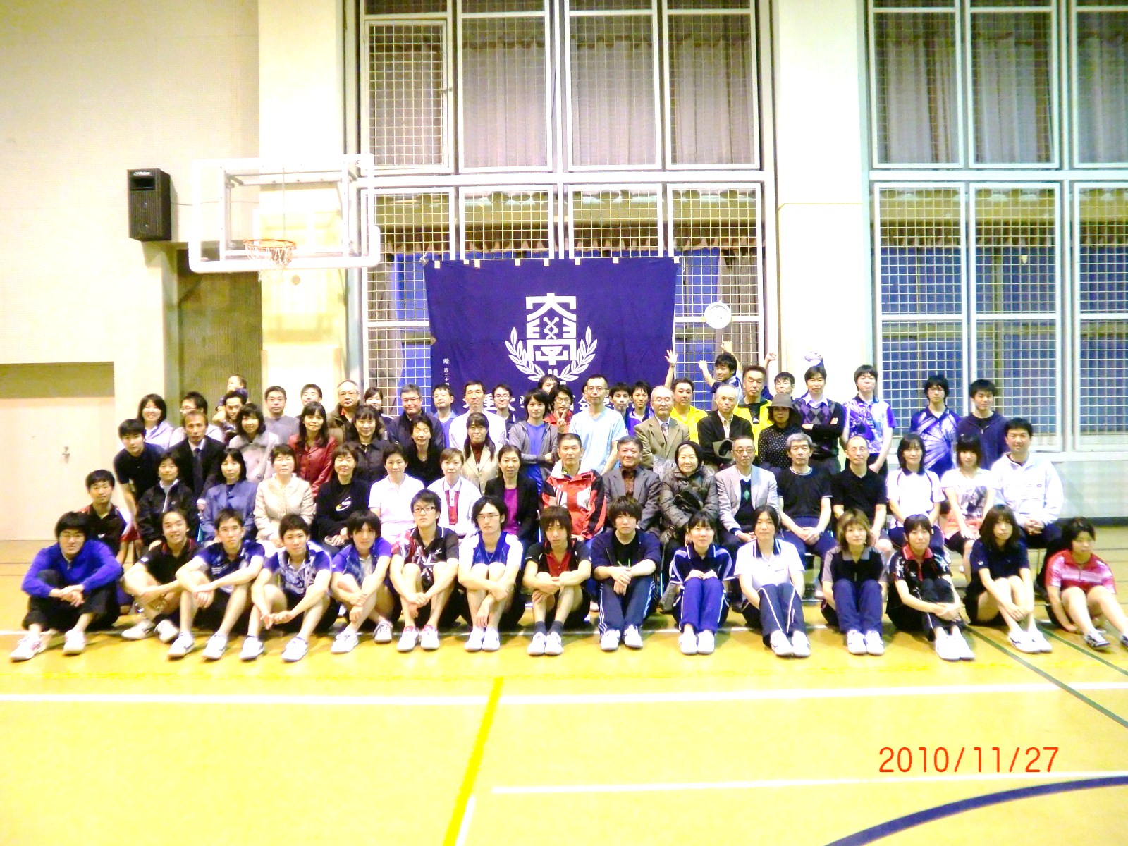 50���N�̐ߖڂ�OB�e�r���40����OB���Q�����A�����̊F����ƈꏏ�Ƀ`�[���ʂ̃_�u���X�������y���񂾁B