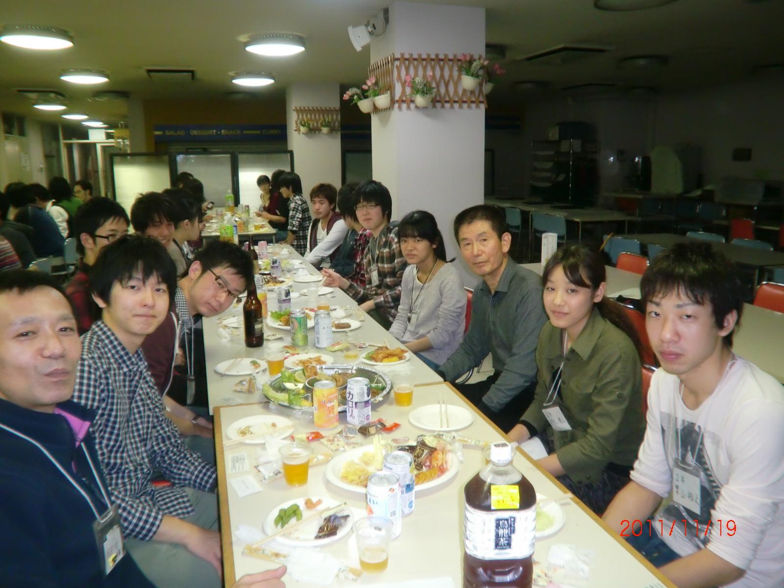 �`�e�[�u���̊F����ł��B�@